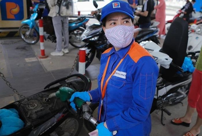 Xăng E10 RON 95 được bán với giá 22.660 đồng/lít. Ảnh: Việt Linh.