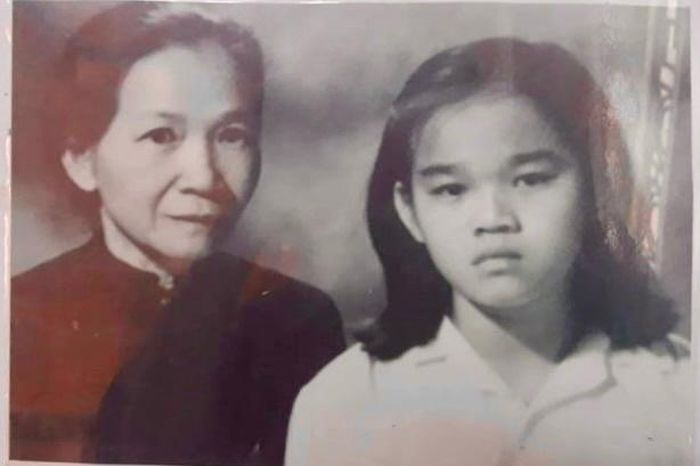  Bà Lê Nguyễn Hồng Minh lúc nhỏ (bên phải) và mẹ nuôi Đặng Thị Du chụp ảnh kỷ niệm tại Hà Nội. Ảnh: Nhà lưu niệm Nguyễn Thị Minh Khai. 
