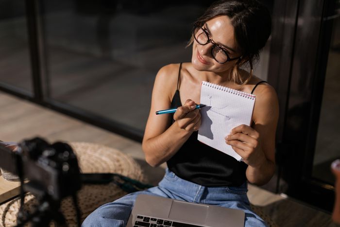  Người trẻ đưa bảng nợ lên mạng, cập nhật từng khoản đã trả. Ảnh minh họa: A Darmel/Pexels. 