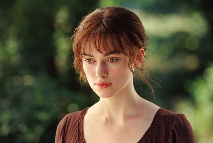 Keira Knightley trong vai Elizabeth Bennet trong phim chuyển thể từ tiểu thuyết Kiêu hãnh và định kiến. Ảnh: Universal Pictures. 