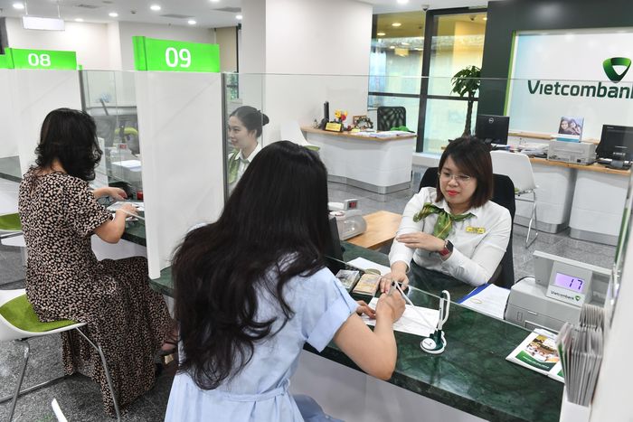 Nhiều ngân hàng đã thông báo lịch nghỉ lễ 2/9 sắp tới. Ảnh: Nam Khánh.