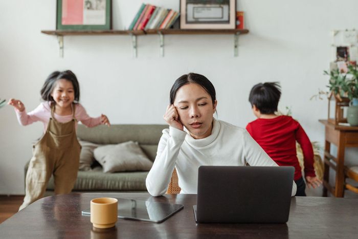 "Tự làm tự chịu" trở thành xu hướng mới trong cách nuôi con. Ảnh: Ketut Subiyanto/Pexels.