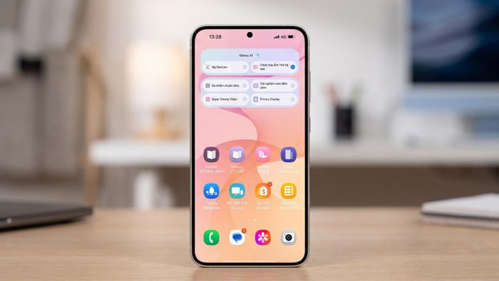 Giao diện mô phỏng điện thoại Galaxy trên ứng dụng Try Galaxy.