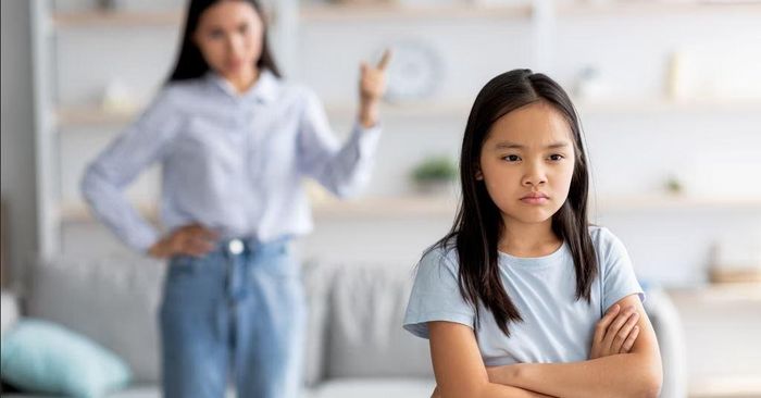 Việc cha mẹ phớt lờ cảm xúc của con có thể khiến bé bị tổn thương. Ảnh minh họa: M&C.