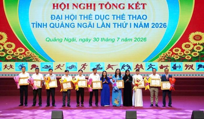 Ban Tổ chức trao Bằng khen của Chủ tịch UBND tỉnh cho cá nhân có thành tích xuất sắc trong công tác chỉ đạo, tổ chức Đại hội