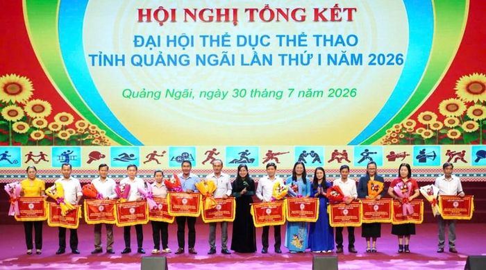 Ban Tổ chức trao tặng Cờ cho 13 đơn vị tổ chức tốt Đại hội Thể dục thể thao cấp cơ sở và tham gia hiệu quả Đại hội