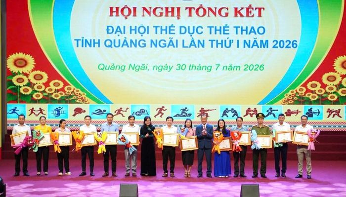 Ban Tổ chức trao Bằng khen của Chủ tịch UBND tỉnh cho tập thể có thành tích xuất sắc trong công tác chỉ đạo, tổ chức Đại hội