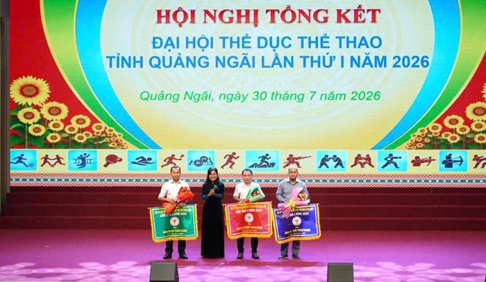 Ban Tổ chức trao tặng Cờ Nhất, Nhì, Ba toàn đoàn cho các đơn vị đạt thành tích xuất sắc tại Đại hội