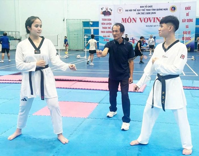 Nữ võ sĩ Nguyễn Hoàng Diệu (bên trái) - người sở hữu 3 huy chương đồng cấp quốc gia và 2 huy chương vàng tại Đại hội Thể dục thể thao tỉnh Quảng Ngãi