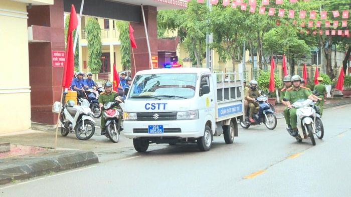 Các lực lượng xã Yên Châu diễu hành tuyên truyền, hưởng ứng Tháng cao điểm an toàn giao thông cho học sinh đến trường