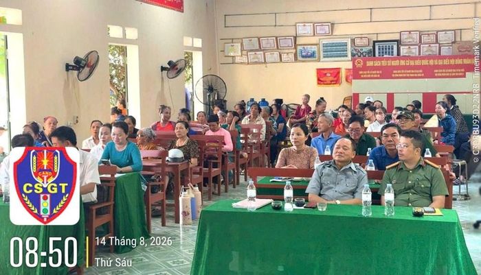 Lồng ghép tuyên truyền pháp luật giao thông trong các buổi họp dân ở vùng cao. Ảnh: Công an Thanh Hóa
