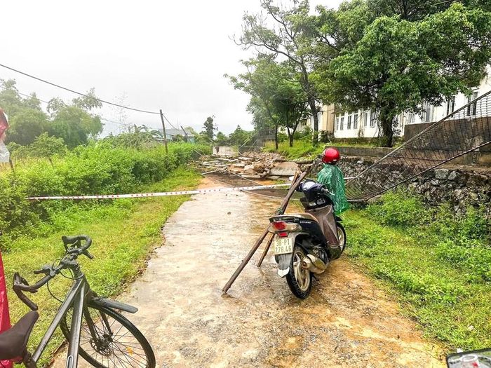 Khoảng 30m hàng rào trường Tiểu học Kỳ Xuân bị đổ sập trong mưa và gió lớn