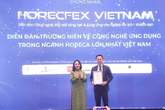 Bà Đỗ Thị Hồng Xoan, Chủ tịch Liên Chi hội Khách sạn Việt Nam trao chứng nhận công nhận HORECFEX VIETNAM là “Diễn đàn thường niên về công nghệ ứng dụng trong ngành HORECA lớn nhất Việt Nam”