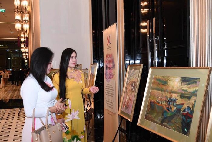 Triển lãm “Sắc màu hữu nghị” mang đến những góc nhìn giàu cảm xúc về con người và đời sống hai đất nước