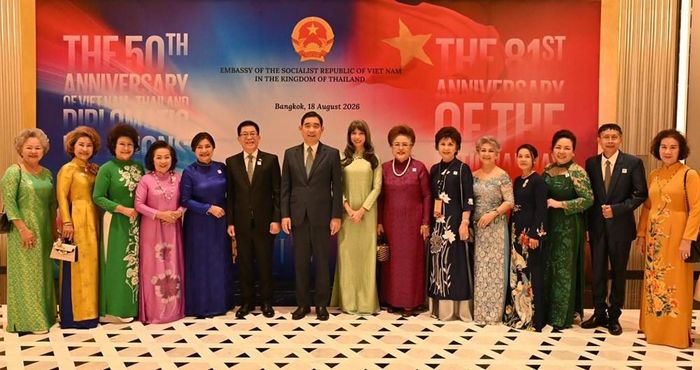 Các đại biểu tham dự buổi lễ chụp ảnh lưu niệm