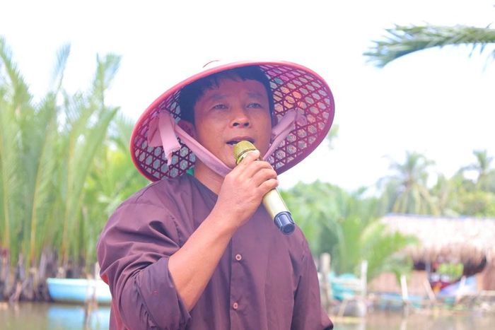 Những câu hát bài chòi vang lên trên dòng Kinh Giang, tạo điểm nhấn cho hành trình khám phá rừng dừa nước