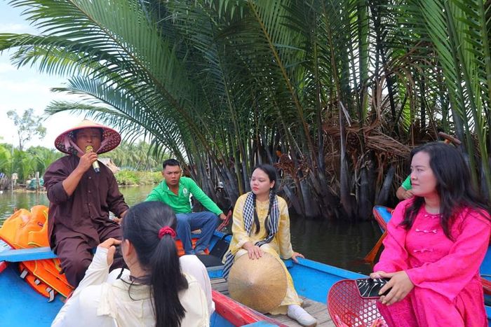 Du khách thích thú thưởng thức bài chòi