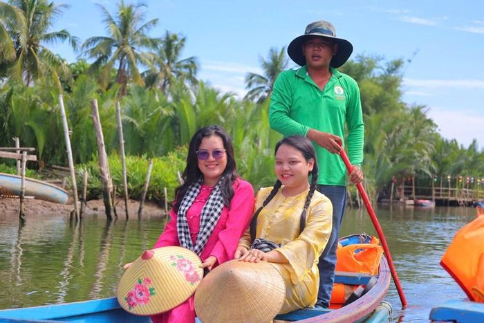 Du khách hòa mình vào không gian thiên nhiên ở rừng dừa nước