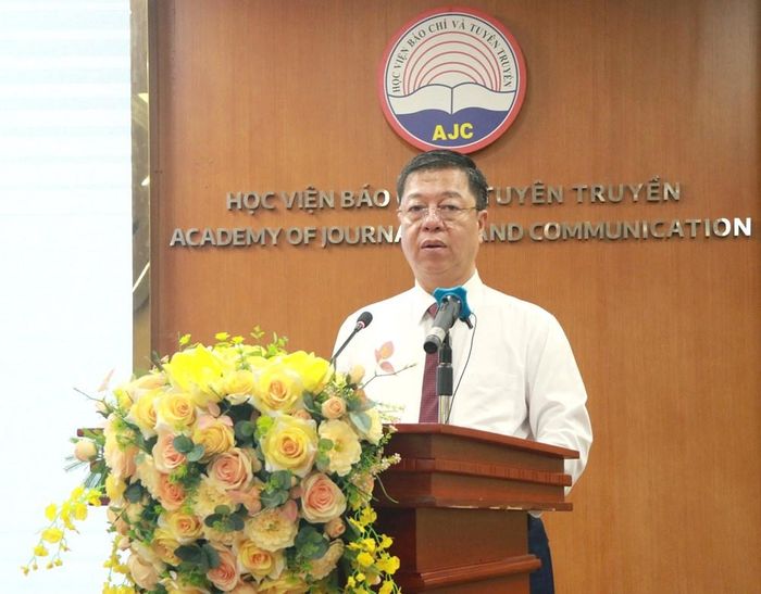 Phát biểu đề dẫn Hội thảo, PGS.TS. Vũ Trọng Lâm khẳng định, thời gian qua, công tác tuyên truyền, phổ biến lý luận chính trị trên không gian mạng đã có những chuyển biến tích cực