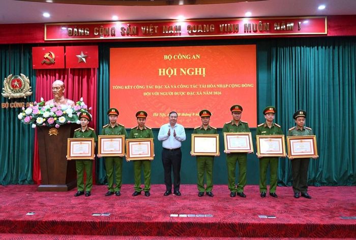 Phó Thủ tướng Thường trực Chính phủ Phạm Gia Túc trao Bằng khen của Thủ tướng Chính phủ tặng các tập thể, cá nhân có thành tích xuất sắc trong công tác đặc xá năm 2026