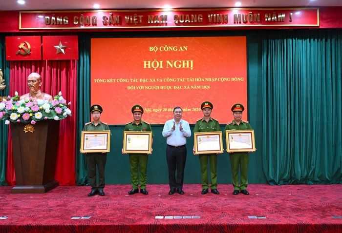 Phó Thủ tướng Thường trực Chính phủ Phạm Gia Túc trao Huân chương Bảo vệ Tổ quốc hạng Nhất, Nhì, Ba tặng các tập thể và cá nhân có thành tích xuất sắc trong công tác đặc xá năm 2026