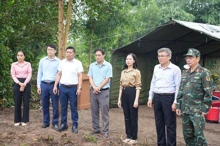 Lãnh đạo tỉnh, địa phương cùng cán bộ, chiến sĩ và nhân dân tham dự lễ cất bốc, quy tập hài cốt liệt sĩ tại Gò Tràm