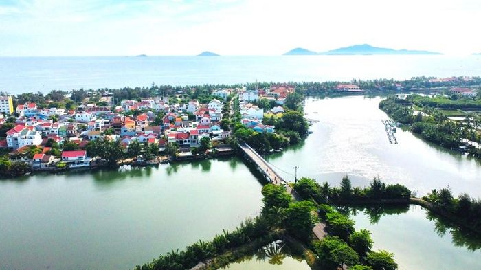 Cầu Phước Trạch nằm trên tuyến đường Cửa Đại, bắc qua sông Cổ Cò, là tuyến giao thông kết nối thành phố Hội An (cũ) với khu vực ven biển Cửa Đại. Ảnh: QT