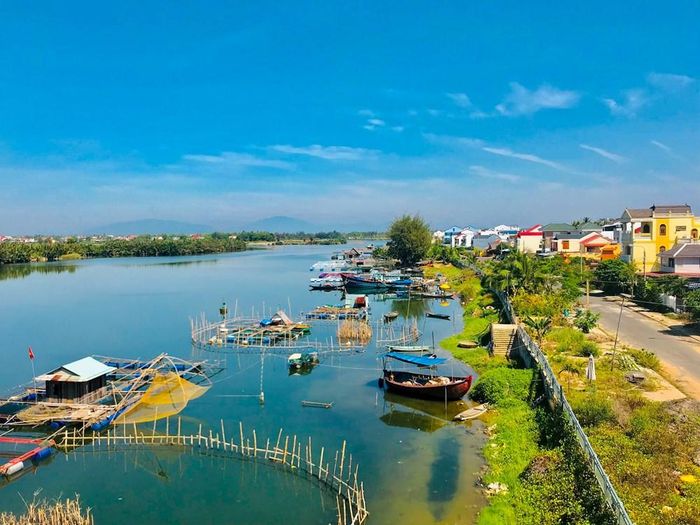 Sông Cổ Cò đoạn qua Hội An gắn với đời sống và sinh kế của cộng đồng dân cư ven sông. Ảnh:QT
