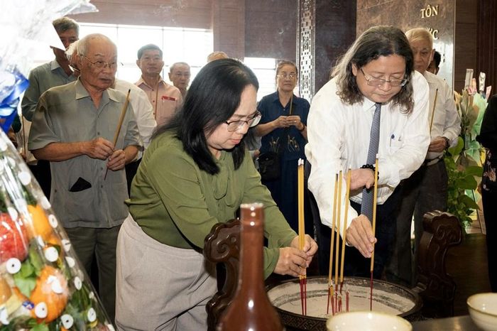 Lãnh đạo TP.HCM cùng đại diện các cơ quan, tổ chức và người dân thắp hương tưởng niệm