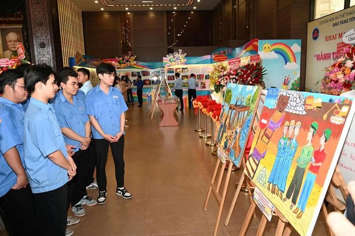 Không gian trưng bày “Hành trình 20 mùa hoa”