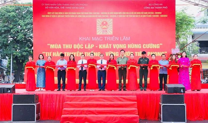 Phó Chủ tịch UBND TP. Hải Phòng Nguyễn Minh Hùng cùng đại diện các cơ quan liên quan cắt băng khai mạc triển lãm, diễn ra vào chiều 19.8