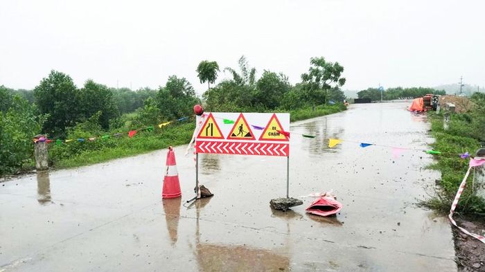 Biển cảnh báo được đặt trên tuyến đề nghị người dân không đi vào khu vực nguy hiểm