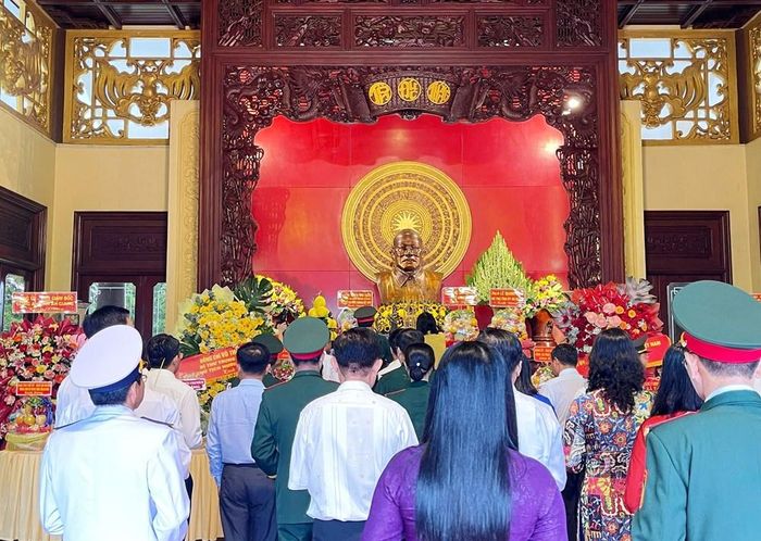 Các đại biểu và nhân dân vào dâng hương tại Đền thờ Chủ tịch Tôn Đức Thắng