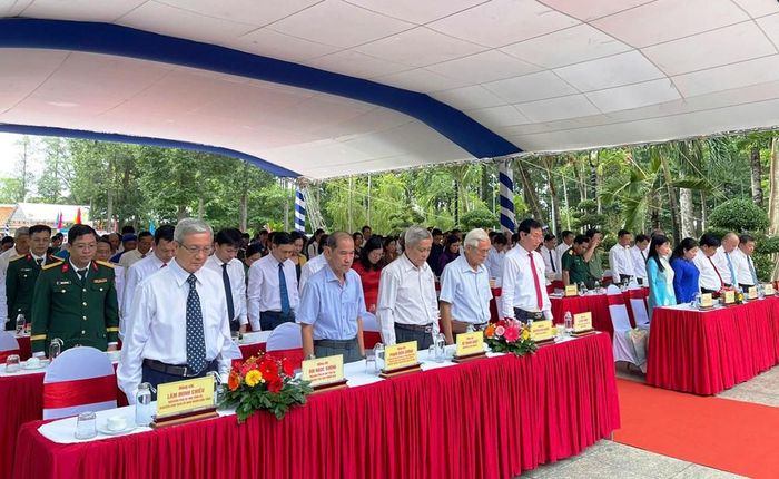 Các đại biểu về dự kỷ niệm 138 năm Ngày sinh Chủ tịch Tôn Đức Thắng tại Khu lưu niệm