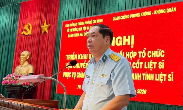 Đại tá Lê Văn Hợi, Chính ủy Sư đoàn 370 phát biểu tại Hội nghị