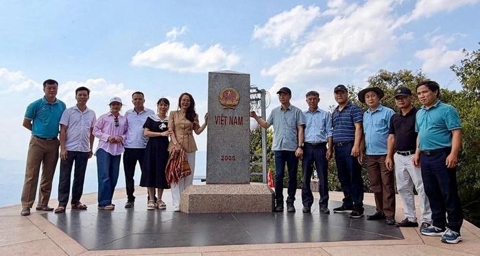 Đến Sín Thầu dịp này, du khách có dịp check-in tại Mốc giao điểm đường biên giới ba nước Việt Nam - Lào - Trung Quốc ở A Pa Chải, khám phá bản sắc văn hóa độc đáo... (Ảnh minh họa)