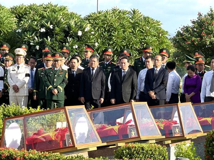 Lãnh đạo Tỉnh ủy, HĐND, UBND, Ủy ban MTTQ tỉnh; đại diện các tổ chức chính trị - xã hội, lực lượng vũ trang tỉnh; cùng đông đảo cán bộ, chiến sĩ, nhân dân và thân nhân các liệt sĩ tỉnh Khánh Hòa viếng các anh hùng liệt sĩ