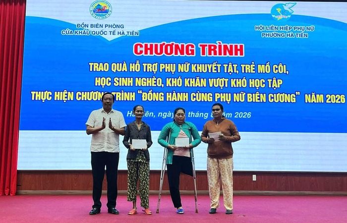 Trao quà hỗ trợ phụ nữ khuyết tật trong chương trình
