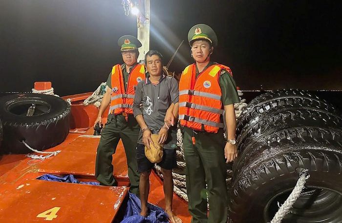 Đối tượng Võ Văn Vũ bị khống chế, bắt giữ khi đang lẩn trốn trên tàu cá