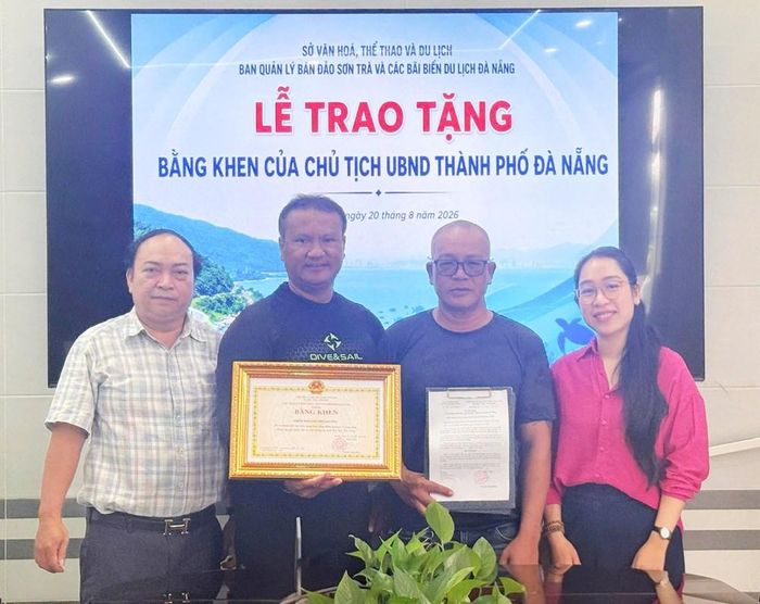 Đại diện Ban quản lý bán đảo Sơn Trà và các bãi biển du lịch Đà Nẵng trao Bằng khen của Chủ tịch UBND TP. Đà Nẵng cho đại diện nhóm Danang FreeDiving