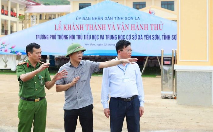Bí thư Đảng ủy xã Yên Sơn Bùi Văn Thanh chỉ đạo công tác bảo đảm an ninh, trật tự phục vụ lễ khánh thành Trường Dân tộc Nội trú liên cấp xã Yên Sơn