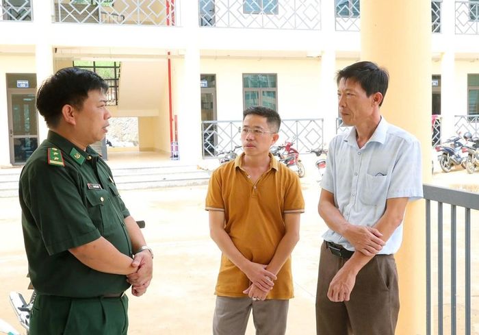 Trung tá Mai Thế Cảnh, Chính trị viên phó Đồn Biên phòng Chiềng On, BĐBP tỉnh Sơn La trao đổi với đại diện chính quyền địa phương và nhà trường về công tác chuẩn bị đưa trường vào hoạt động