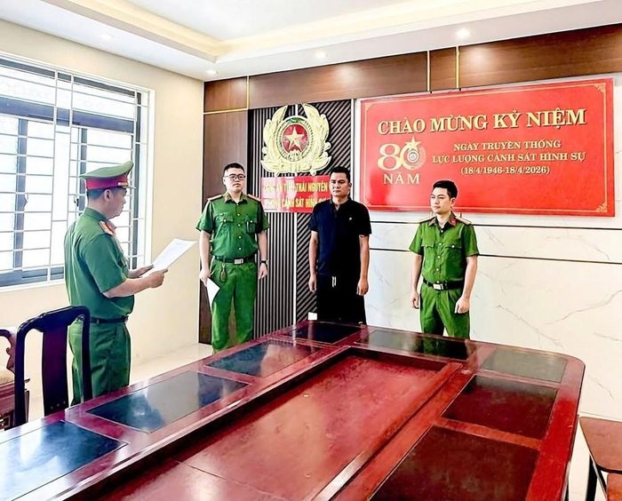 Công an tỉnh Thái Nguyên tiến hành khởi tố bị can, bắt tạm giam đối với Hoàng Trọng Tuân. Ảnh: Công an tỉnh Thái Nguyên