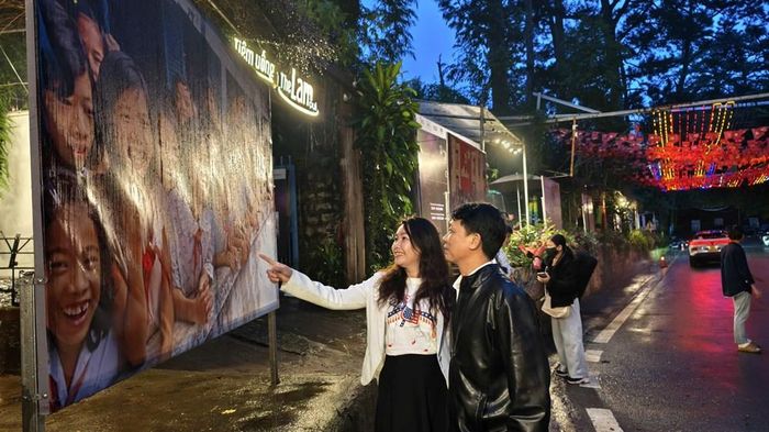 Đại biểu tham quan không gian triển lãm