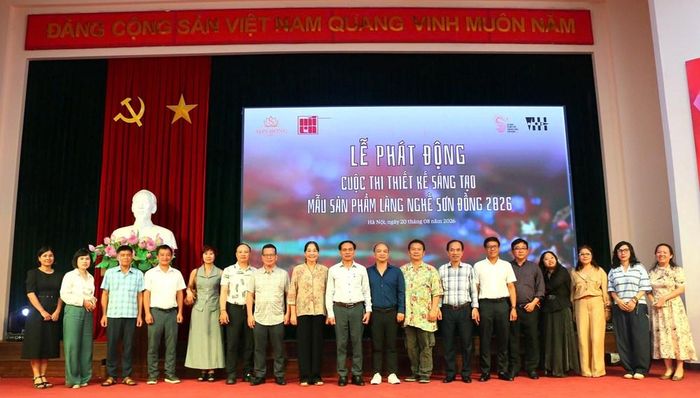 Các đại biểu tham dự lễ phát động cuộc thi chụp ảnh lưu niệm
