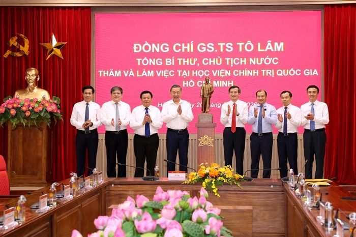 Tổng Bí thư, Chủ tịch nước Tô Lâm trao quà tặng Học viện Chính trị quốc gia Hồ Chí Minh