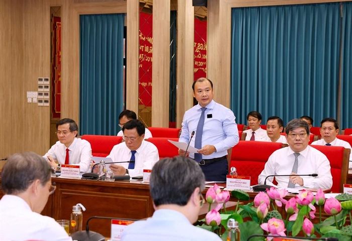 Uỷ viên Trung ương Đảng, Phó Giám đốc Thường trực Học viện Chính trị quốc gia Hồ Chí Minh Lê Hải Bình báo cáo tại buổi làm việc