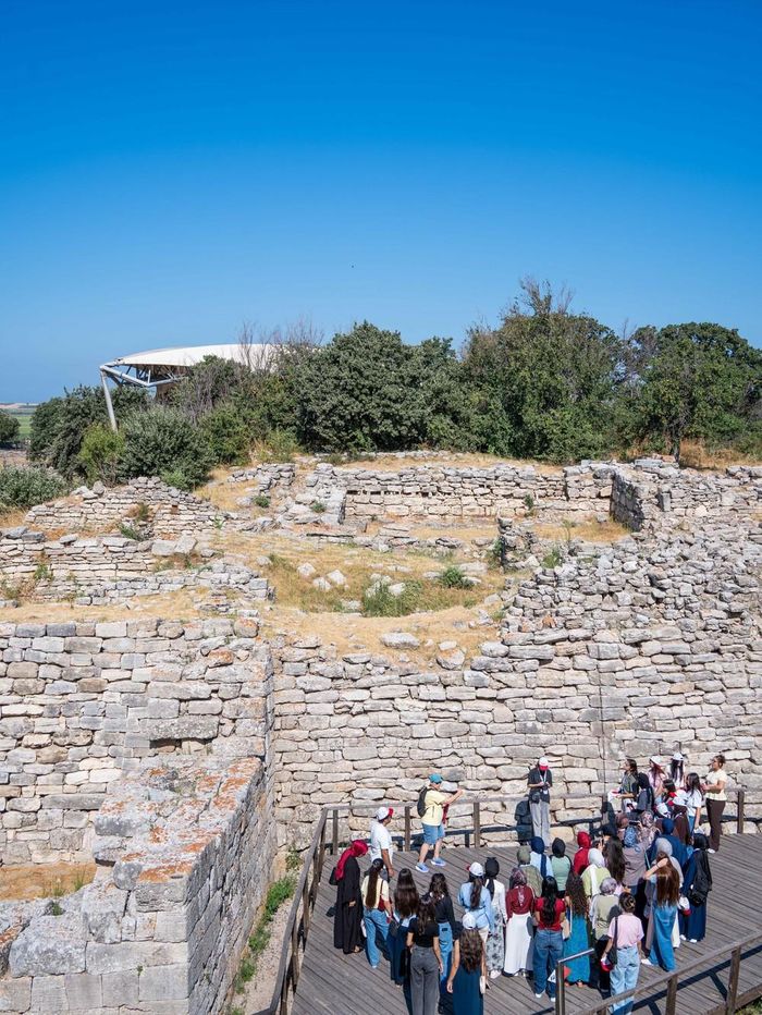 Du khách tham quan di tích khảo cổ thành Troy tại Canakkale, Thổ Nhĩ Kỳ. Ảnh: THX/TTXVN phát