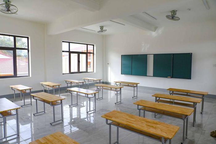 Một phòng học được trang bị bàn ghế, bảng và hệ thống chiếu sáng, sẵn sàng phục vụ hoạt động dạy và học tại Trường Phổ thông dân tộc nội trú liên cấp Tiểu học và Trung học cơ sở xã Thanh Nưa. Ảnh: Xuân Tư - TTXVN