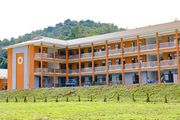 Một trong những dãy nhà nội trú ba tầng của Trường Phổ thông dân tộc nội trú liên cấp Tiểu học và Trung học cơ sở xã Thanh Nưa. Ảnh: Xuân Tư - TTXVN